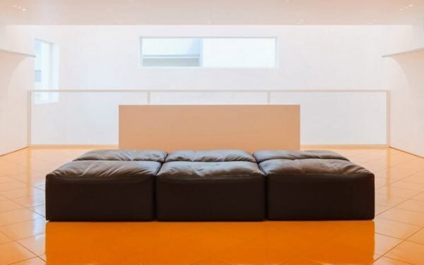 Los suelos de color naranja crean un «resplandor dorado» en la tienda Aranya de Say Architects