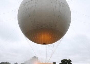 Mathieu Lehanneur enciende el «pebetero volante» para los Juegos Olímpicos de París 2024