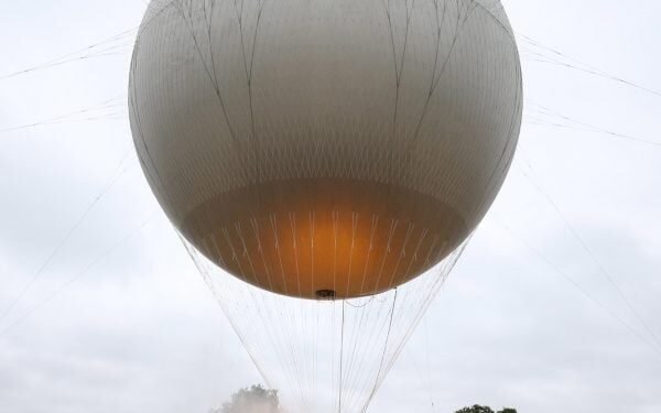 Mathieu Lehanneur enciende el «pebetero volante» para los Juegos Olímpicos de París 2024