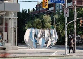 Jyhling Lee crea una escultura de acero inspirada en el origami para Toronto