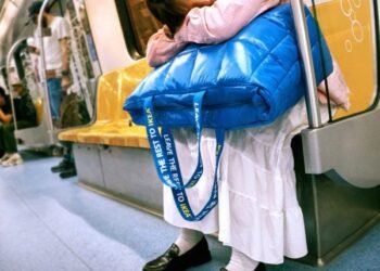 IKEA convierte la clásica bolsa de la compra azul en una almohada portátil