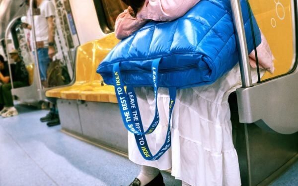 IKEA convierte la clásica bolsa de la compra azul en una almohada portátil