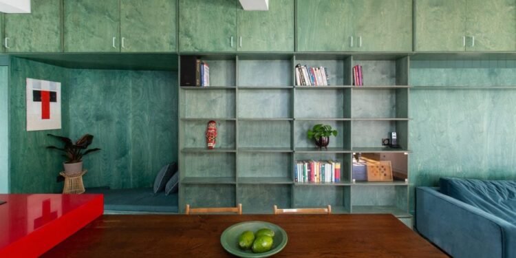 Ocho interiores de casas poco convencionales en rojo y verde que demuestran que los polos opuestos se atraen