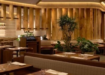 ORA aprovecha los árboles caídos de la calle de Los Ángeles para instalar el restaurante Uchi en West Hollywood