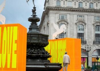 Yinka Ilori envuelve la fuente de Piccadilly Circus con pedestales coronados por pegasos