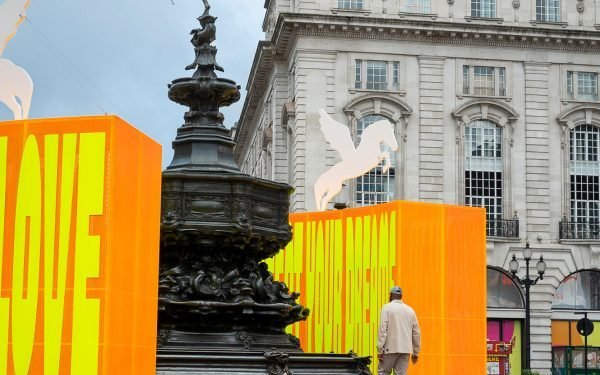 Yinka Ilori envuelve la fuente de Piccadilly Circus con pedestales coronados por pegasos