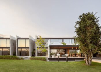 Casa Catedral utiliza bloques personalizados para lograr su apariencia monolítica