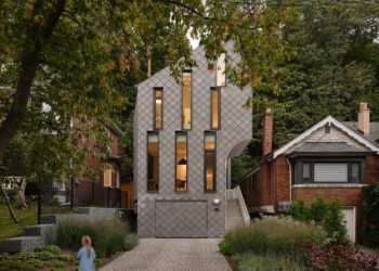 Una casa geométrica en Toronto se fusiona con la naturaleza