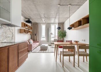 Combinando encanto vintage y minimalismo moderno en un apartamento en Kyiv