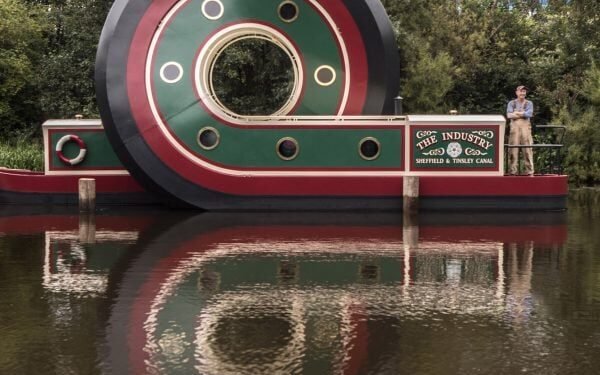 Alex Chinneck presenta un barco con forma de bucle en Sheffield