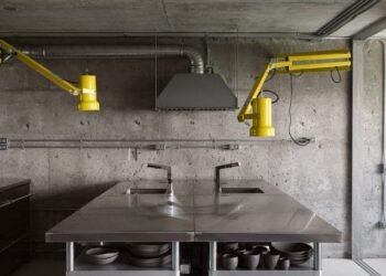 Jean Verville añade «dimensión gráfica» al apartamento brutalista