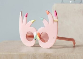 David Shrigley y Faye Toogood crean gafas extravagantes para la subasta de Cubitts