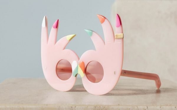 David Shrigley y Faye Toogood crean gafas extravagantes para la subasta de Cubitts