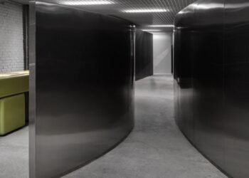 22RE adopta un enfoque «deconstructivista» para su tienda de ropa masculina en Los Ángeles