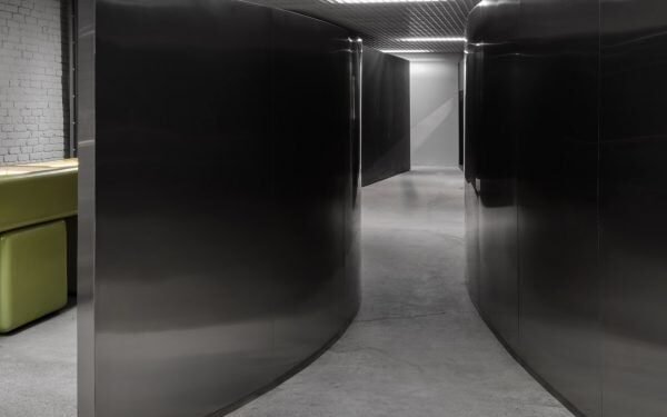 22RE adopta un enfoque «deconstructivista» para su tienda de ropa masculina en Los Ángeles