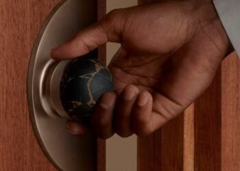 Perilla H03 en forma de media luna de Bankston Architectural entre los nuevos productos en Dezeen Showroom