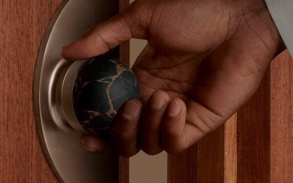 Perilla H03 en forma de media luna de Bankston Architectural entre los nuevos productos en Dezeen Showroom