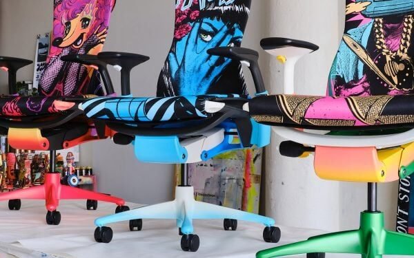 Herman Miller convierte sillas de juego en «objetos de arte» con el estudio de arte Faile