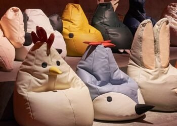 Una colección de pufs con forma de animales adorna la pasarela de Bottega Veneta
