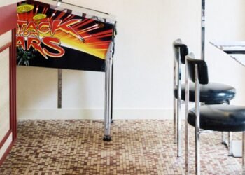 Claves evoca los interiores clásicos de un bistró parisino en el café Le Cornichon