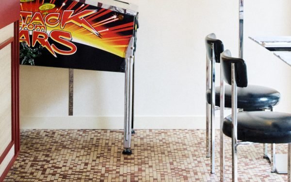 Claves evoca los interiores clásicos de un bistró parisino en el café Le Cornichon