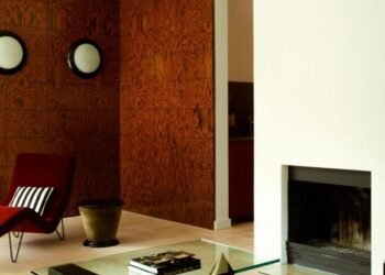 Ocho salas de estar decoradas con toques otoñales de rojo y naranja.