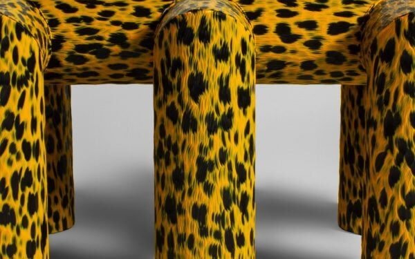 Rik van Veen transforma viejas tuberías de gas en un banco con forma de leopardo