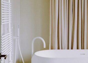 Siete baños realzados con elegantes cortinas de ducha