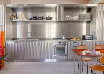 Ocho cocinas llenas de carácter y elegantes detalles metálicos