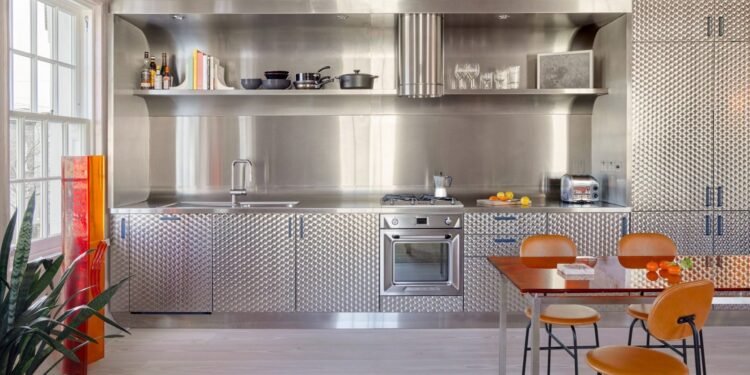 Ocho cocinas llenas de carácter y elegantes detalles metálicos