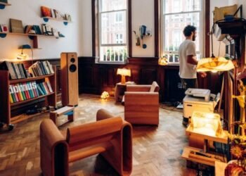 La exposición Making Room convierte una tienda de Londres en un espacio de creación experimental