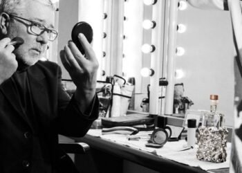 Phillippe Starck cubre botellas de whisky Mortlach en estuches metálicos tipo «cerebro»