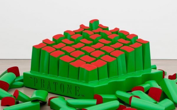 MSCHF desvela las «entrañas de espuma ensangrentada» de la silla Pratone de Gufram