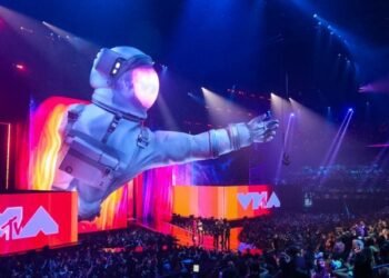 Un astronauta inflable gigante se cierne sobre el escenario en los MTV VMAs 2024