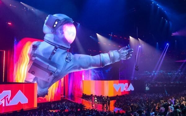 Un astronauta inflable gigante se cierne sobre el escenario en los MTV VMAs 2024