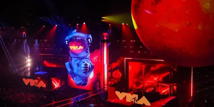 Dezeen Debate presenta «un tipo de marca alegre»