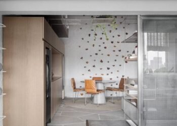 Nati Minas & Studio instala muro de escalada dentro de un departamento en São Paulo