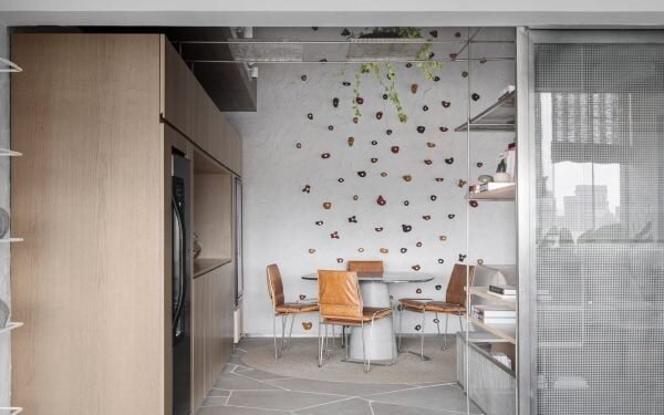 Nati Minas & Studio instala muro de escalada dentro de un departamento en São Paulo