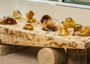 Fefostudio y Kamilla Csegzi crean una mesa efímera a base de micelio