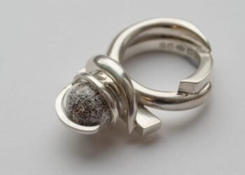 Karoline Healy fabrica un anillo con metales «extraídos» de las plantas