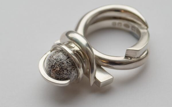 Karoline Healy fabrica un anillo con metales «extraídos» de las plantas