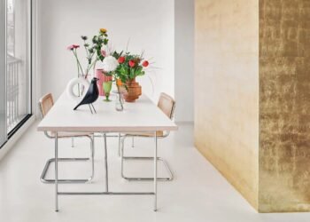 Muro de pan de oro divide vivienda en Barcelona por Raúl Sánchez Architects