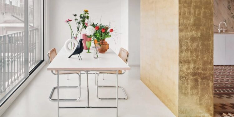 Muro de pan de oro divide vivienda en Barcelona por Raúl Sánchez Architects