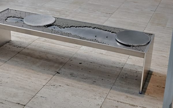 Garza Studio crea un banco con asientos que se mueven sobre bolas de acero con cojinetes