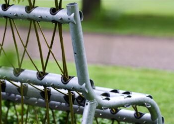 Dezeen Debate presenta un banco hecho con árboles de sauce moldeados