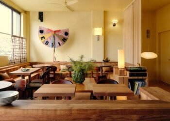 YSG añade elementos de estilo de los años 70 al interior del café Superfreak de Sídney