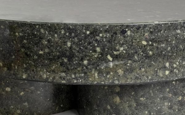 Gustaf Westman transforma medias de nailon en mesas «de estilo terrazo»