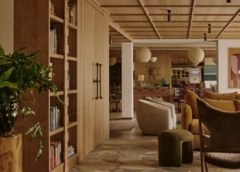 Nicemakers renueva los interiores de un chalet suizo con pavimento extravagante