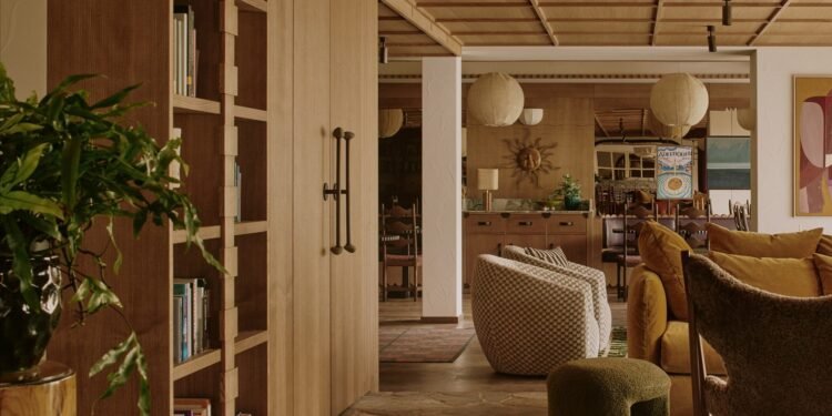 Nicemakers renueva los interiores de un chalet suizo con pavimento extravagante