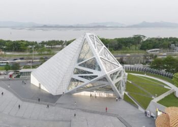 Various Associates crea una tienda insignia con forma de pirámide irregular para DJI